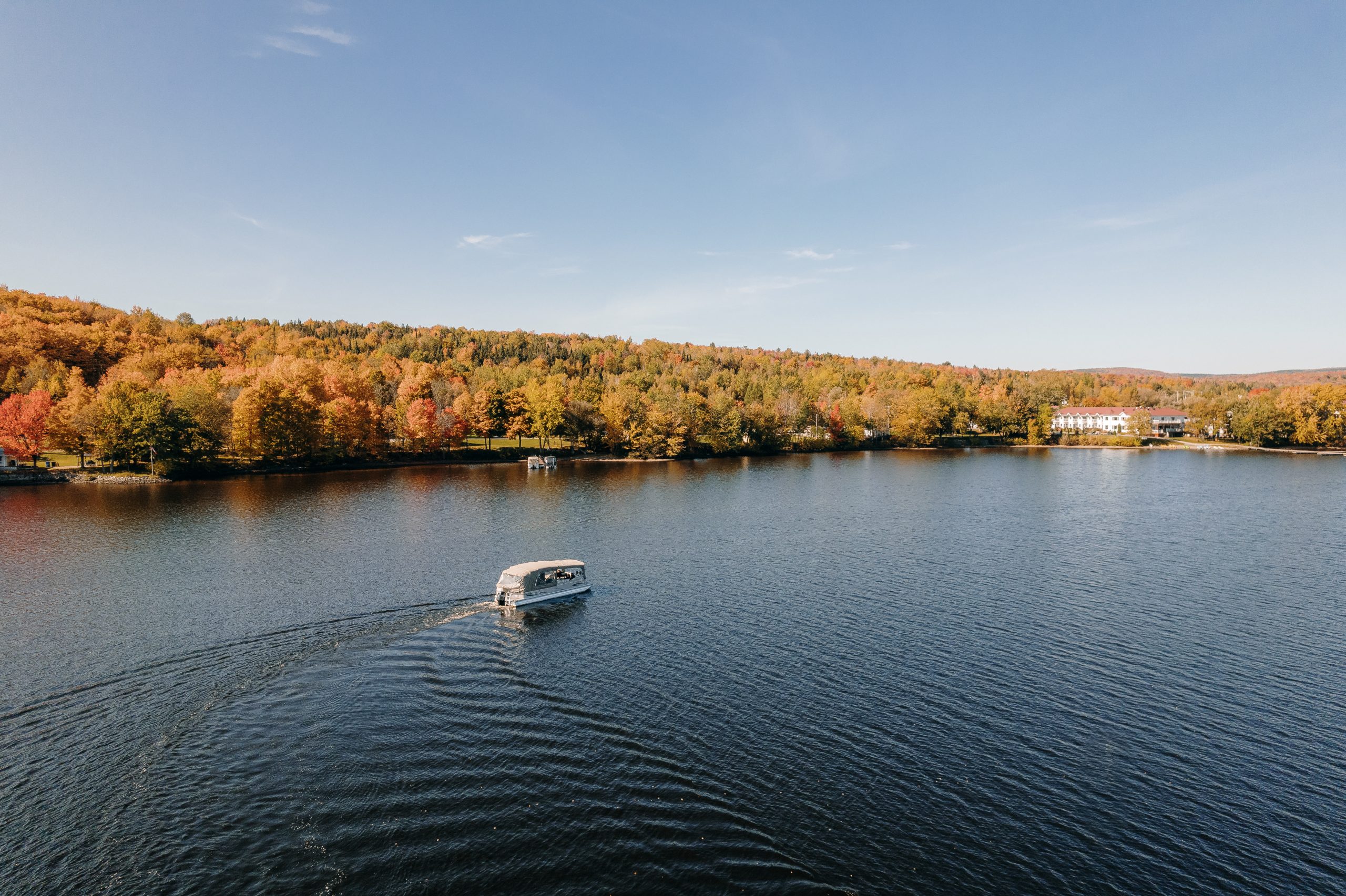 Manoir et ponton en automne dji 0892 15092023 113341 scaled