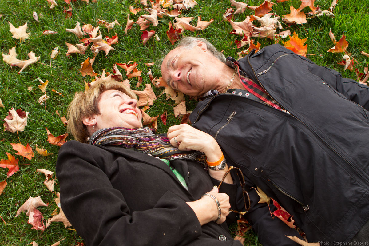 Couple dans les feuilles automne lacwillaut2014 3324