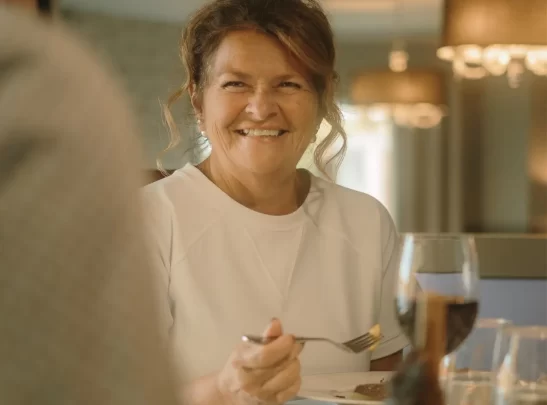 Dame repas en salle à manger