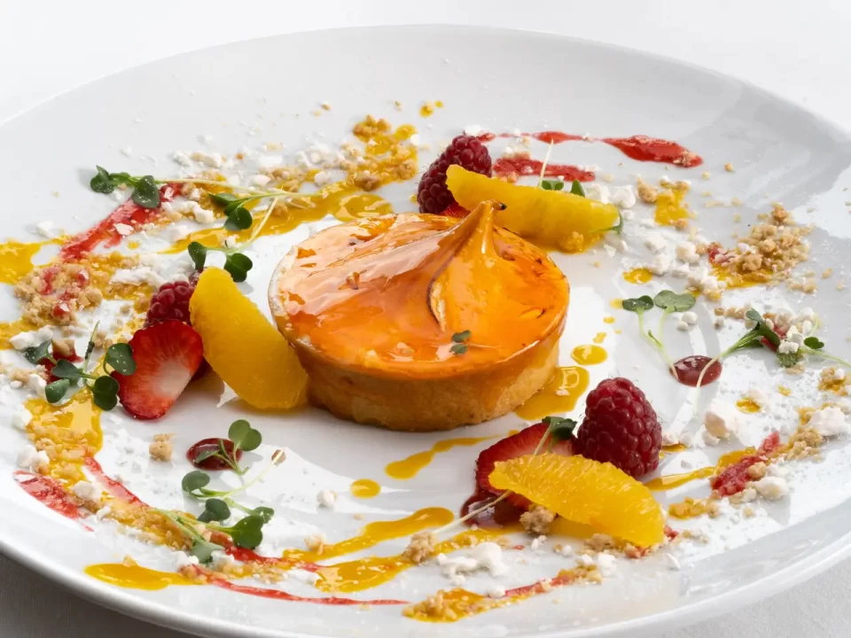 Dessert, couleur orange, servi avec fruits