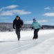 Couple sur le sentier de patin sur le lac