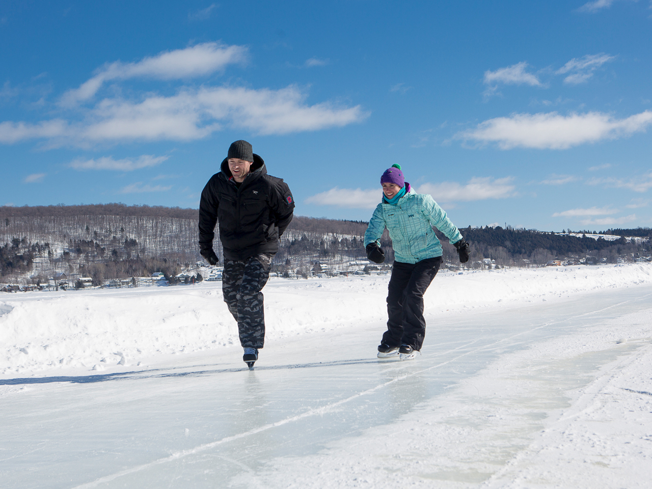Promotion Plaisirs dhiver Couple sur le sentier de patin sur le lac