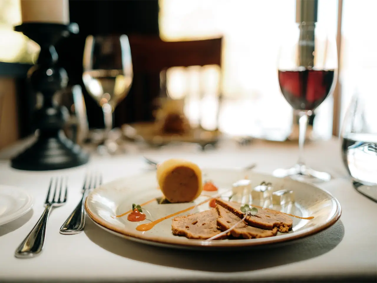 Promotion On part dans le sud du Quebec Assiette de foie gras lors sur une table pour 2 personnes