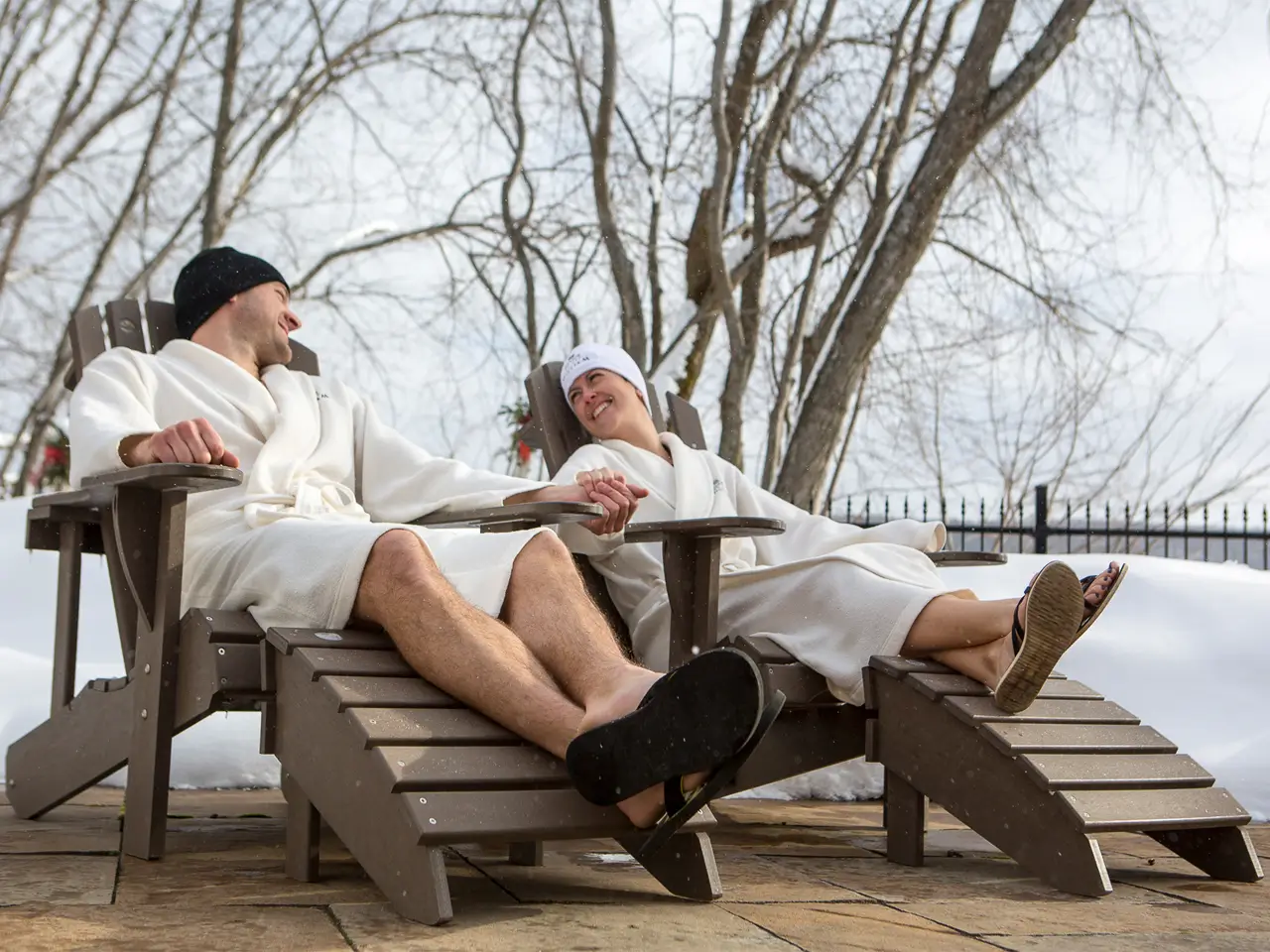 Vente flash 1 nuit Couple sur chaise aux bains nordiques hiver