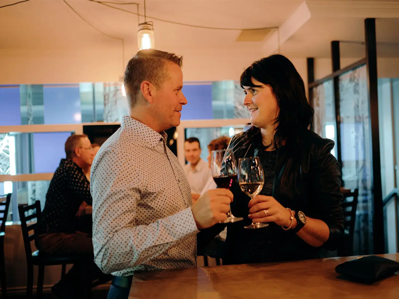 Couple à la section bar