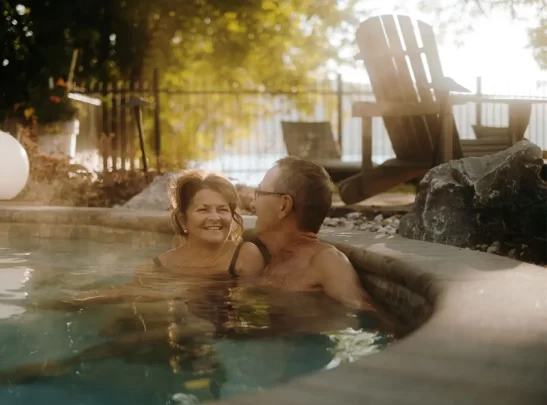 Forfait-Heureux-d'un-printemps Couple dans les bains nordiques
