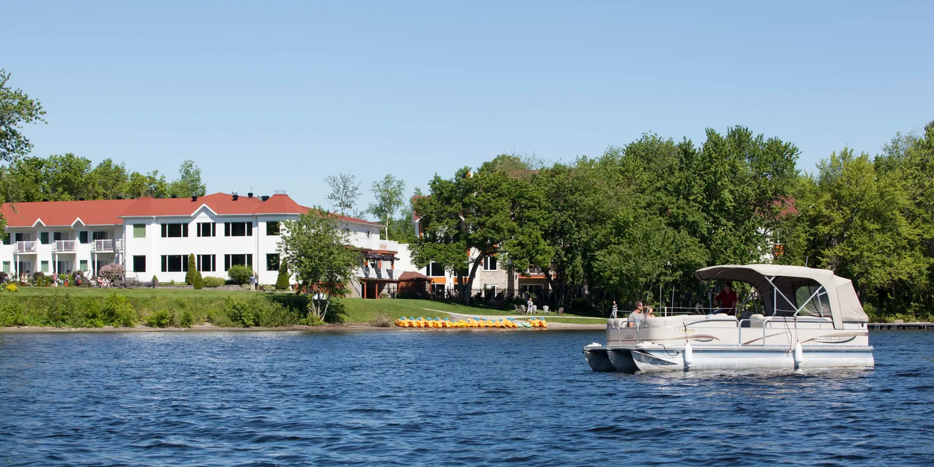 Manoir en été avec ponton