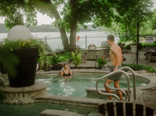 Bains-nordiques-été Bains nordiques en été. Une dame dans le bain et l'homme dans les escaliers