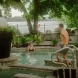 Bains nordiques en été. Une dame dans le bain et l'homme dans les escaliers