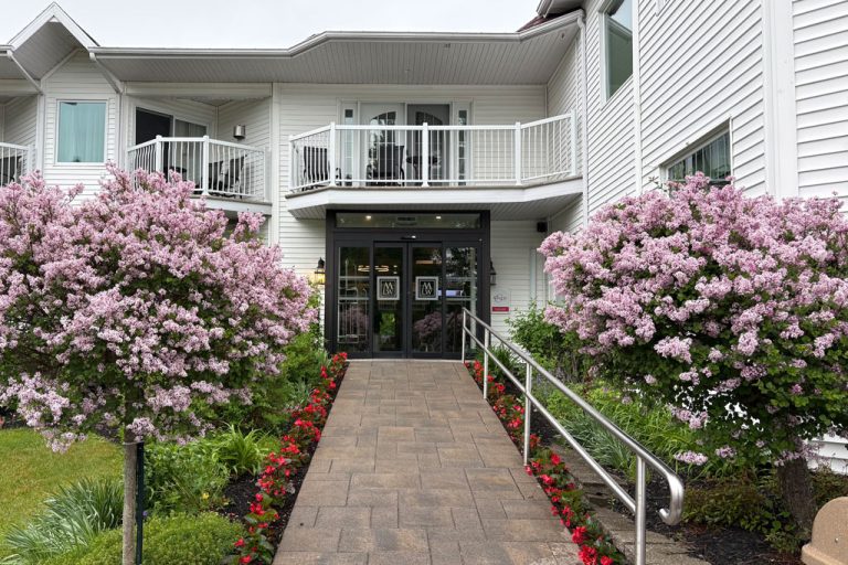 Entrée principale du Manoir avec Lilias