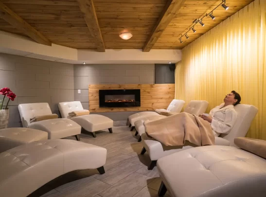 Solo Dame dans la salle de relaxation