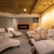 Dame dans la salle de relaxation